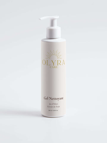 Gel nettoyant visage Olyra Care en flacon pompe, formulé avec aloe vera et extraits de fruits.