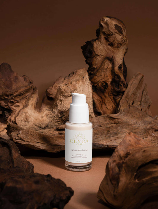 Sérum Perfecteur Visage OLyra Care sur un fond en bois, conçu pour unifier le teint et réduire les taches brunes.