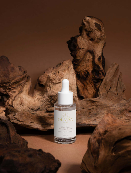 Sérum Gelée Prébiotiques – Olyra Care sur un fond de bois naturel, mettant en valeur l’éclat et l’hydratation de la peau.
