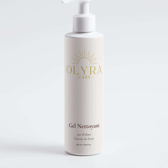 Gel nettoyant visage Olyra Care en flacon pompe, formulé avec aloe vera et extraits de fruits.