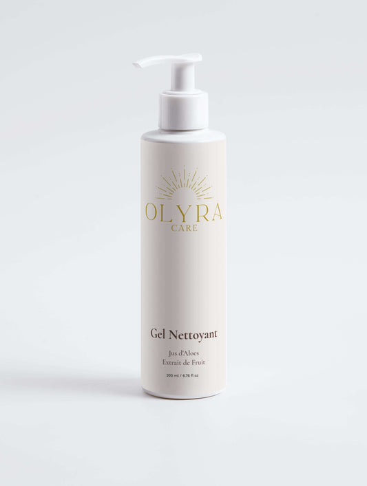 Gel nettoyant visage Olyra Care en flacon pompe, formulé avec aloe vera et extraits de fruits.